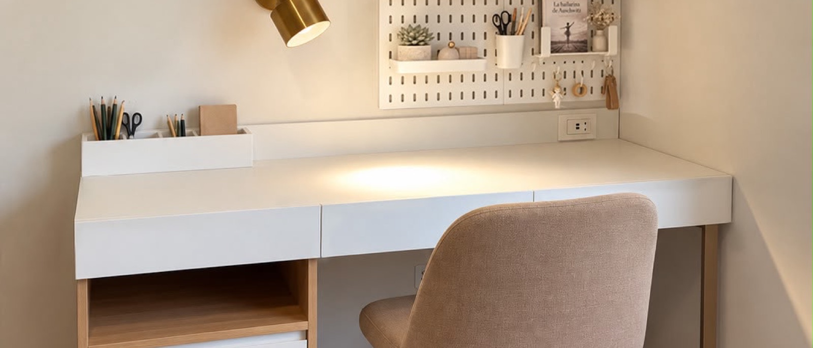 Escritorio con repisas Barista y pegboard
